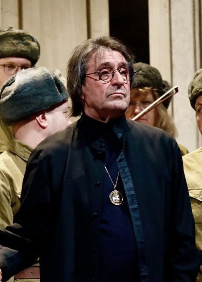 Спектакль «Живые и мёртвые. Солдатами не рождаются»