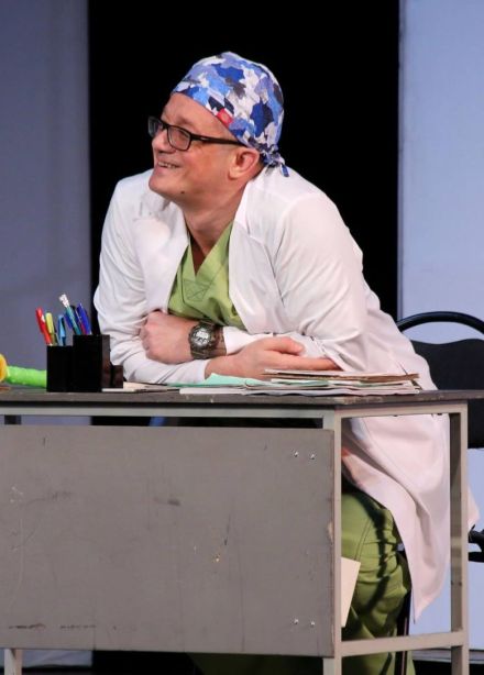 Спектакль «Доктор знает всё»