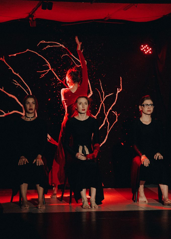 Три высокие женщины