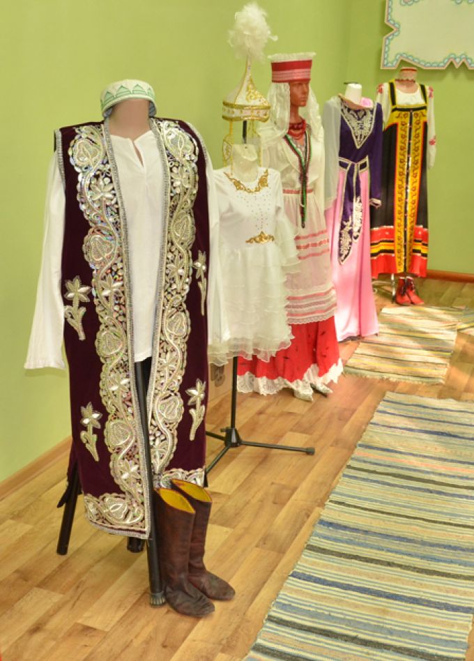 Многоцветие России. Выставка национальных костюмов