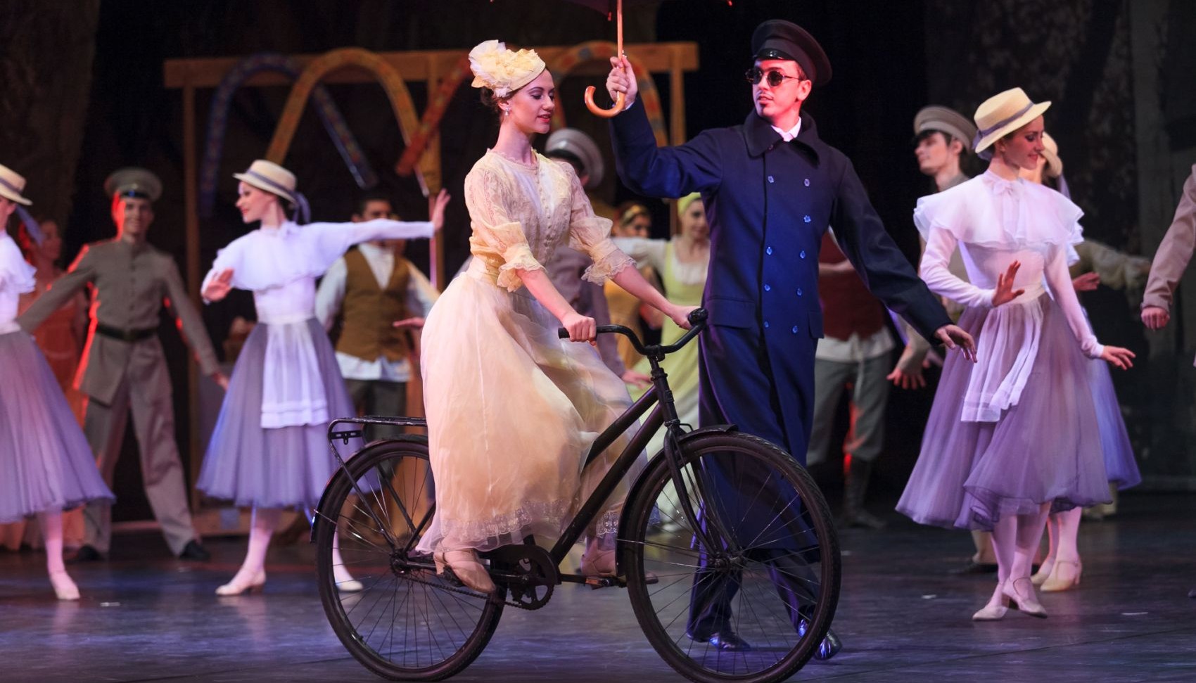 музыкальный театр ростова репертуар. новогоднее шоу афиша. музыкальный театр новогоднее представление. зал театра горького ростов-на-дону. театр ростов на дону афиша 2024.